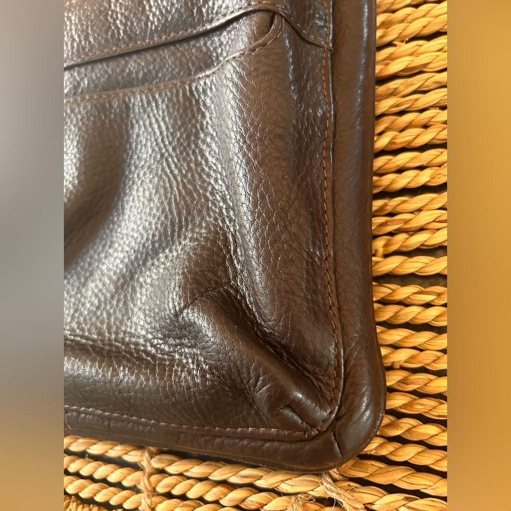 Supple leather crossbody bag. - Picture 3 of 8